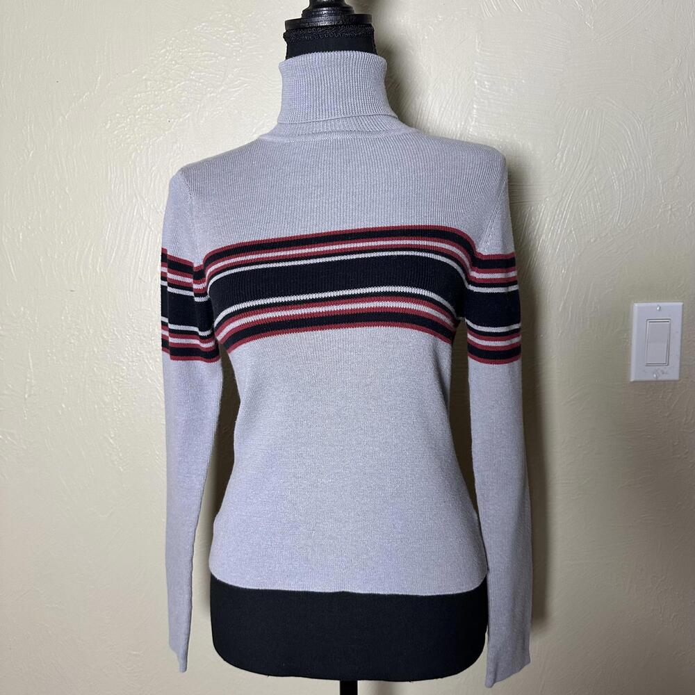 VTG Ribbed Large Striped Turtleneck Sweater Fitted Gray Embroidered Logo Sleeve